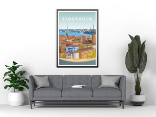 En tavla ovanför soffa. Motivet på postern är Stockholm stad. Vacker illustration med stadshuset och inloppet