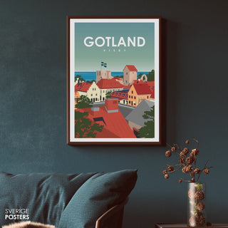 Gotlandsposter med motiv från Visby uppsatt på vägg