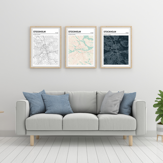 Stor poster placerad ovanför soffan i vardagsrummet