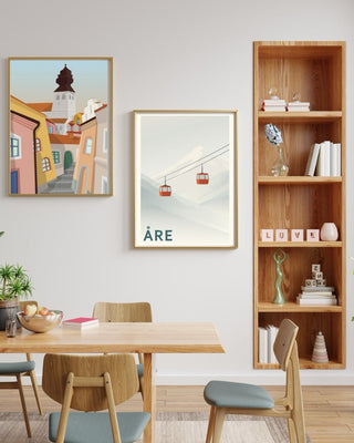 Tavelvägg med posters i motiv från Åre och Visby