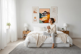 Lugn sovrumsinredning med poster på väggen