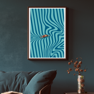 Tavla på väggen med ett grafiskt motiv på en simmande person i turkost hav.